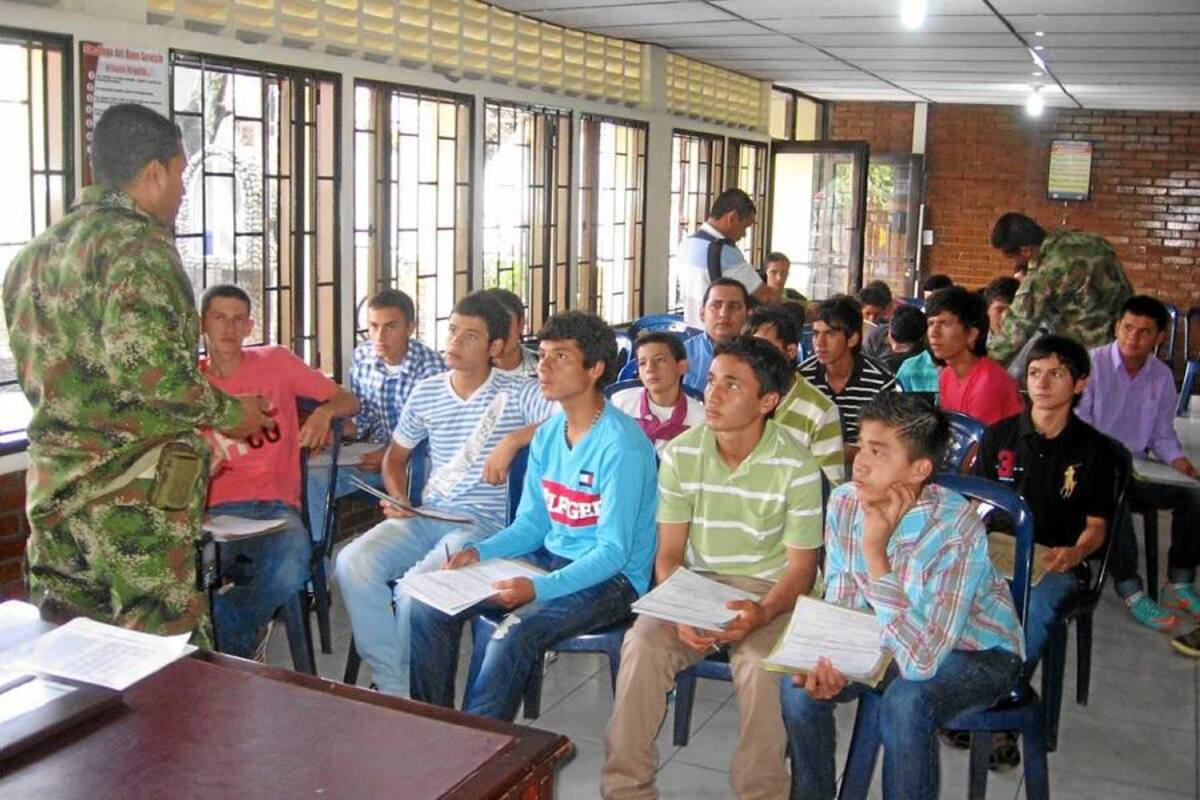 En las instalaciones del Distrito Militar No 33 del Socorro, se está ofreciendo toda la información para las incorporaciones de jóvenes bachilleres, ya sea al Ejército Nacional o a la Escuela de Lanceros. (Foto: Luis Fernando Martínez Vargas/VANGUARDIA LIBERAL)