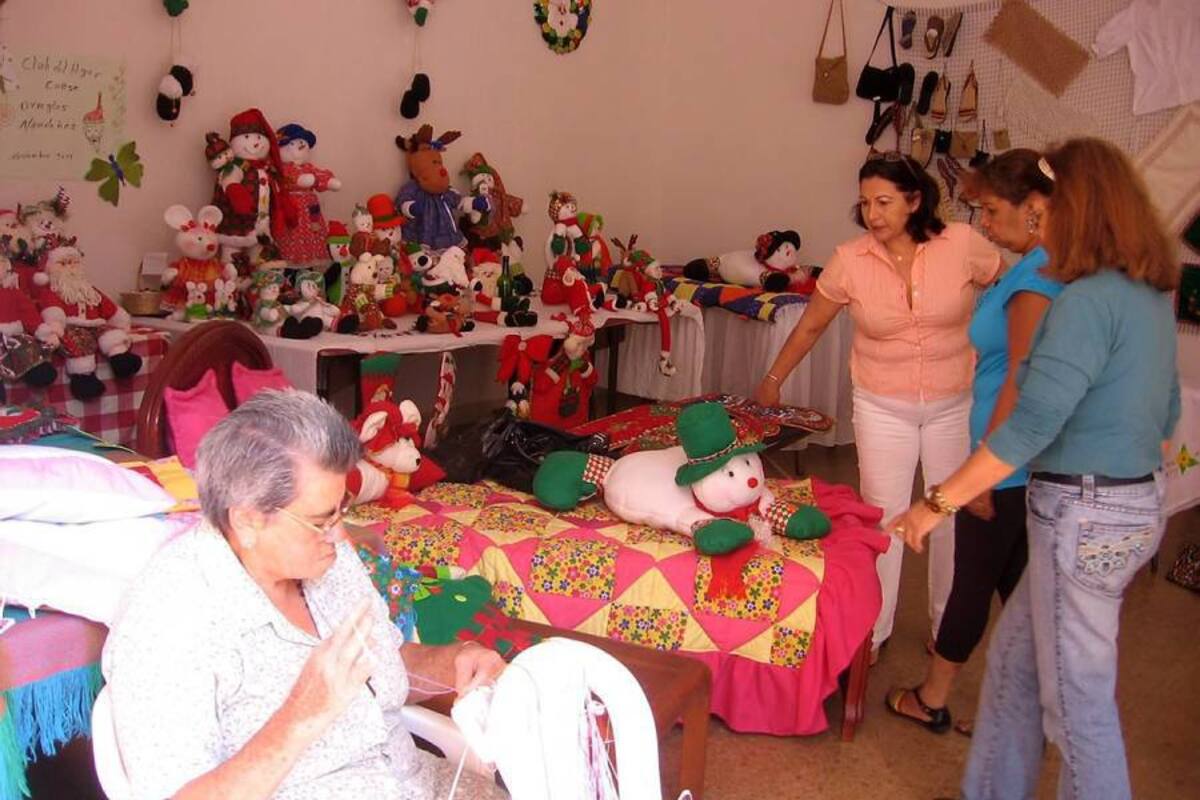 Una atractiva muestra artesanal y de diferentes productos, especialmente aquellos con temática navideña, pueden ser apreciados por la ciudadanía durante todo el día, en la Casa de la Comunidad. (Foto: Nancy Gómez/VANGUARDIA LIBERAL)