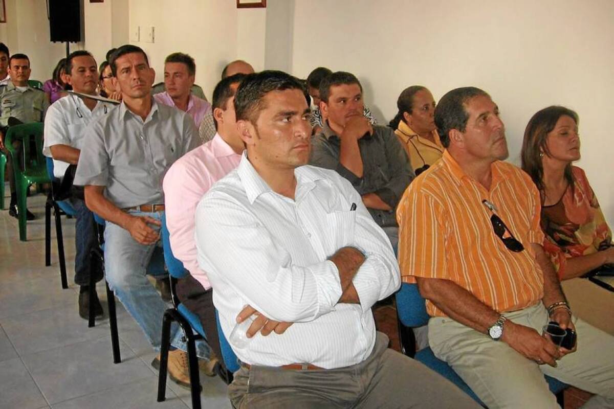 Aspectos de la reunión entre los comandantes de Policía de cada municipio de jurisdicción del II Distrito de Policía Socorro, el comandante del Departamento de Policía Santander, varios alcaldes, concejales, demás autoridades y ciudadanía en general. (Foto: Nancy Gómez /VANGUARDIA LIBERAL)