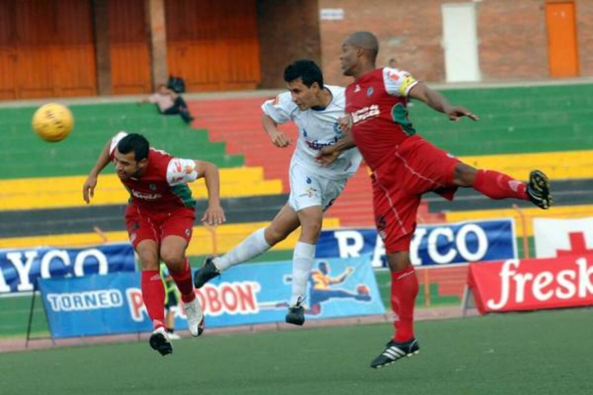 El delantero de Real Santander, Alejandro González, jugó un excelente partido y su entrega y sacrificio fueron fundamentales para alcanzar la paridad; además, le dio el pase a Novelio Romaña para que anotara el único tanto de los locales. (Foto: Jaime del Río / VANGUARDIA LIBERAL)