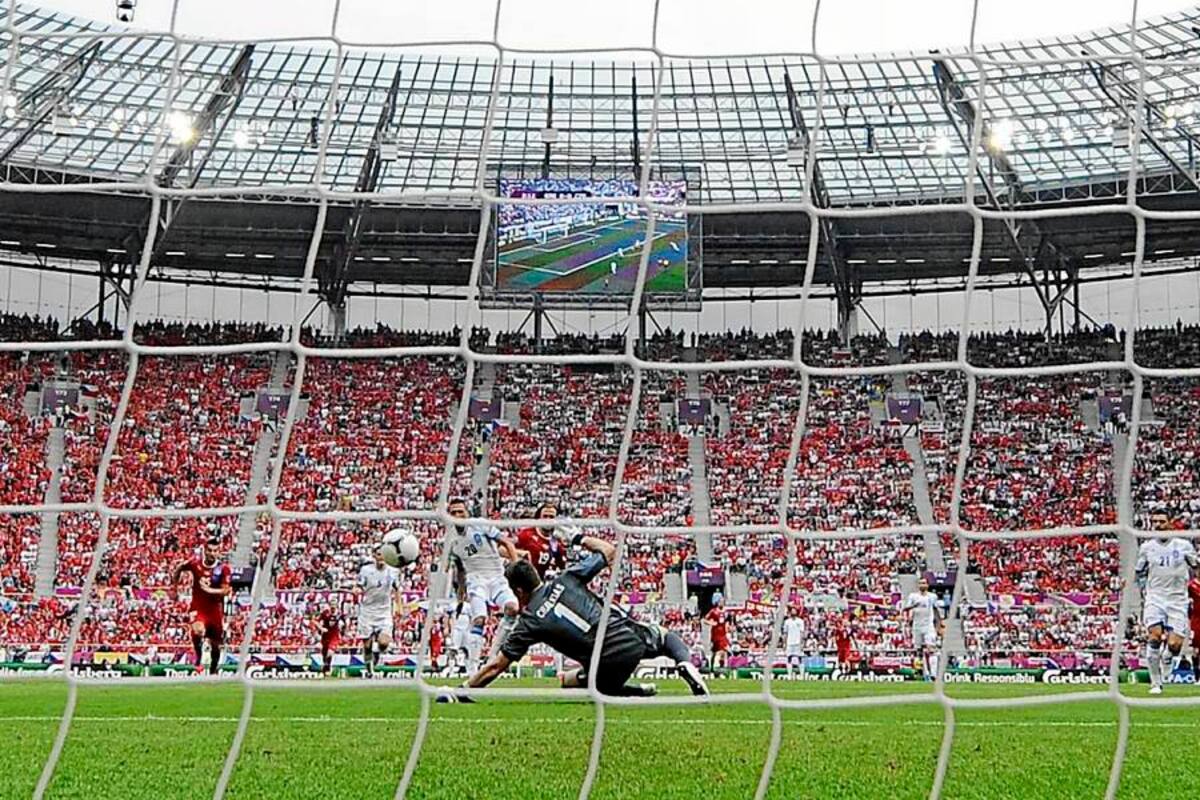 Este gol de Petr Jiracek, anotado a los 2’:14’’ del primer tiempo, no solo abrió el camino de la victoria a la República Checa ante Grecia, sino que igualó la marca del tercer tanto más rápido en la historia de la Eurocopa. (Foto: AFP / VANGUARDIA LIBERAL)