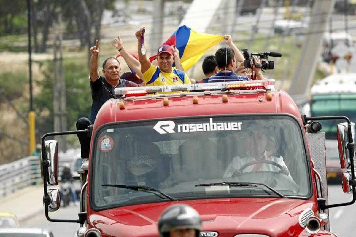 Una caravana con más de 150 personas acompañó al doble medallista paralímpico de Santander Moisés Fuentes García, quien ayer retornó a Bucaramanga. El deportista que logró plata en los Juegos Paralímpicos estuvo acompañado por los otros cuatro santandereanos que nos representaron en Londres. (Foto: César Flórez / VANGUARDIA LIBERAL )
