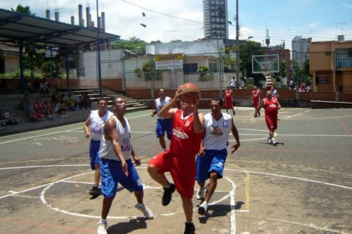 Los jugadores de baloncesto de antaño se reunirán en la Copa Edad de Oro que comienza hoy en el coliseo del Sena. La entrada a todos los juegos será gratuita. (Foto: Archivo / VANGUARDIA LIBERAL)