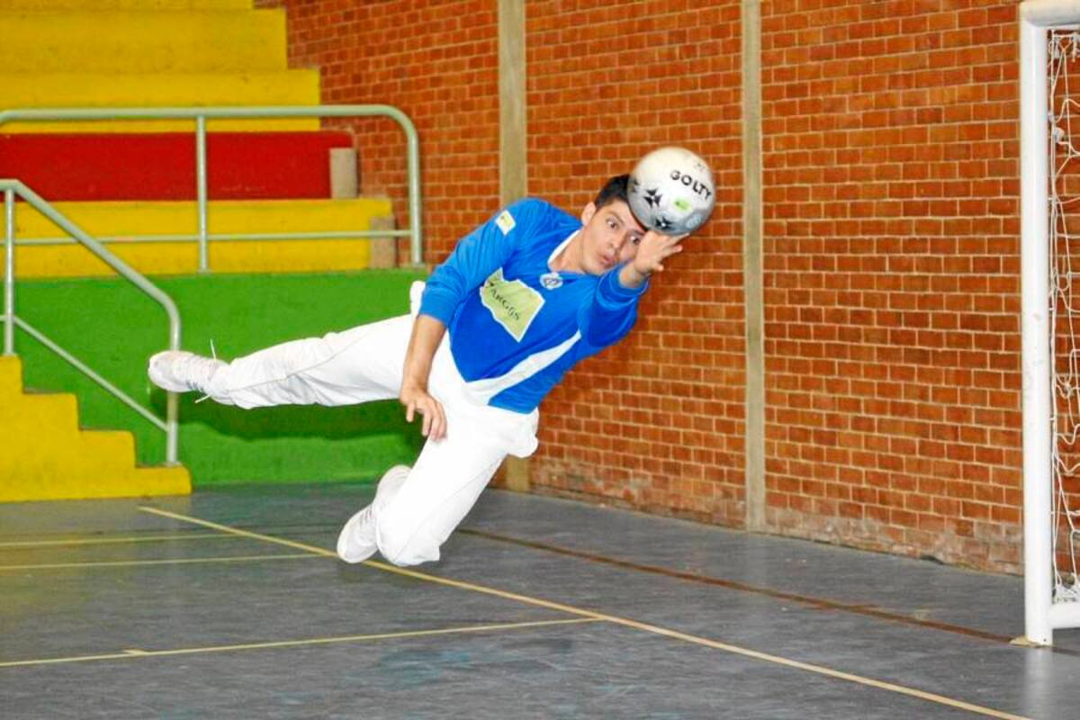 Tras casi un mes de intensa preparación en Medellín, el arquero titular de Real Bucaramanga, John Alexánder Ardila Arciniegas, se ganó un lugar entre los 14 jugadores de futsal que representarán a Colombia en las Eliminatorias Suramericanas de la disciplina. (Foto: César Flórez / VANGUARDIA LIBERAL)
