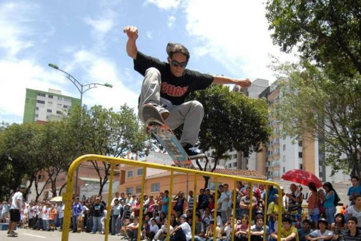 José David Vélez, Campeón Suramericano de 'Skate', demostró sus habilidades sobre las tablas y con espectaculares saltos se 'robó' el corazón y los aplausos de los santandereanos que lo observaron durante el Campeonato Nacional de 'Skateboarding', cumplido ayer en la recreovía de la Carrera 27.