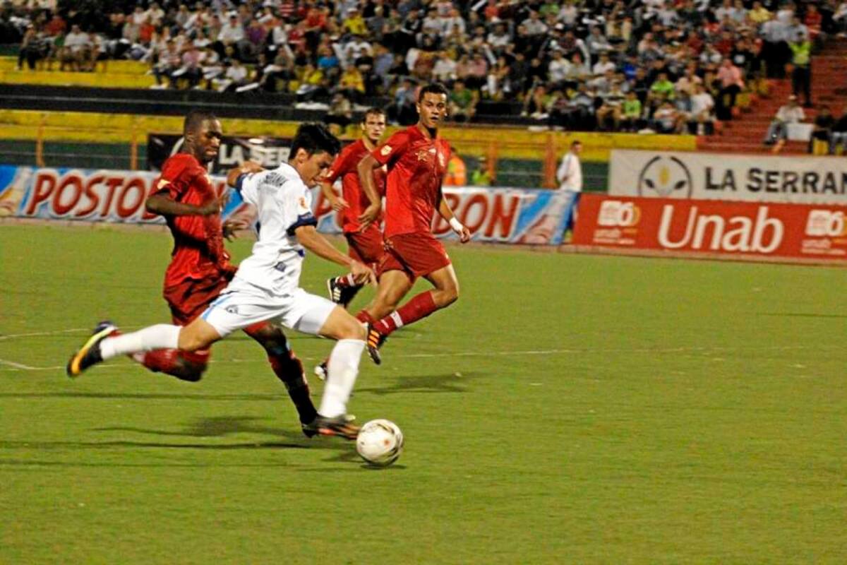 Real Santander jugará esta tarde su segundo partido como local en los cuadrangulares semifinales del Torneo de Ascenso. Rionegro será el rival de turno y los ‘albos’ esperan sumar sus primeros tres puntos en esta instancia. (Foto: Archivo / VANGUARDIA LIBERAL )