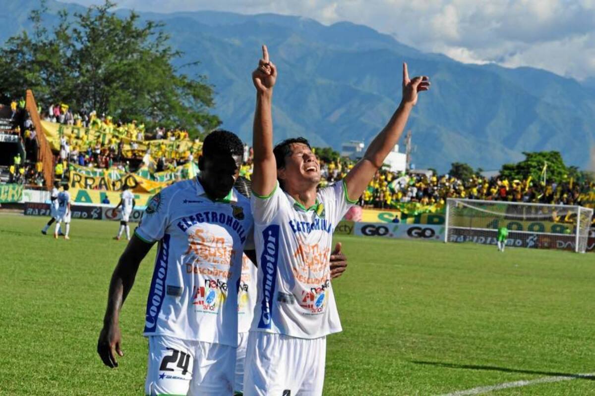 Agradeciéndole a Dios Milton Rodríguez celebró no solo los dos tantos que le marcó a Deportes Tolima, sino el liderato de su equipo, Atlético Huila, en la Liga Postobón. (Foto: Colprensa / VANGUARDIA LIBERAL)