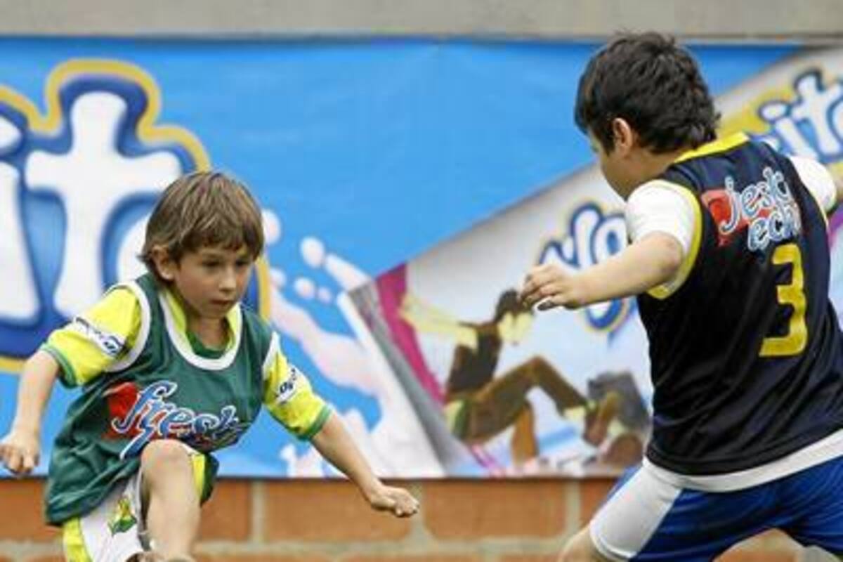Uno de los partidos más disputados de la eliminatoria de Floridablanca en el marco de la Copa Yogurcito Freskaleche fue el disputado por Santa Cruz y Real Caldas, en la gráfica, el jugador más pequeño del torneo, Johan Suárez de Santa Cruz, disputando un balón con uno de los rivales. (Foto: César Flórez / VANGUARDIA LIBERAL)