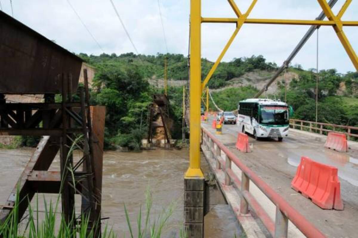 El puente actual tiene limitaciones de carga y sólo está habilitado para el paso a un solo carril por lo que deben regularse los sentidos para el tráfico. (Foto: Suministrada/Pastor Virviescas/VANGUARDIA LIBERAL )