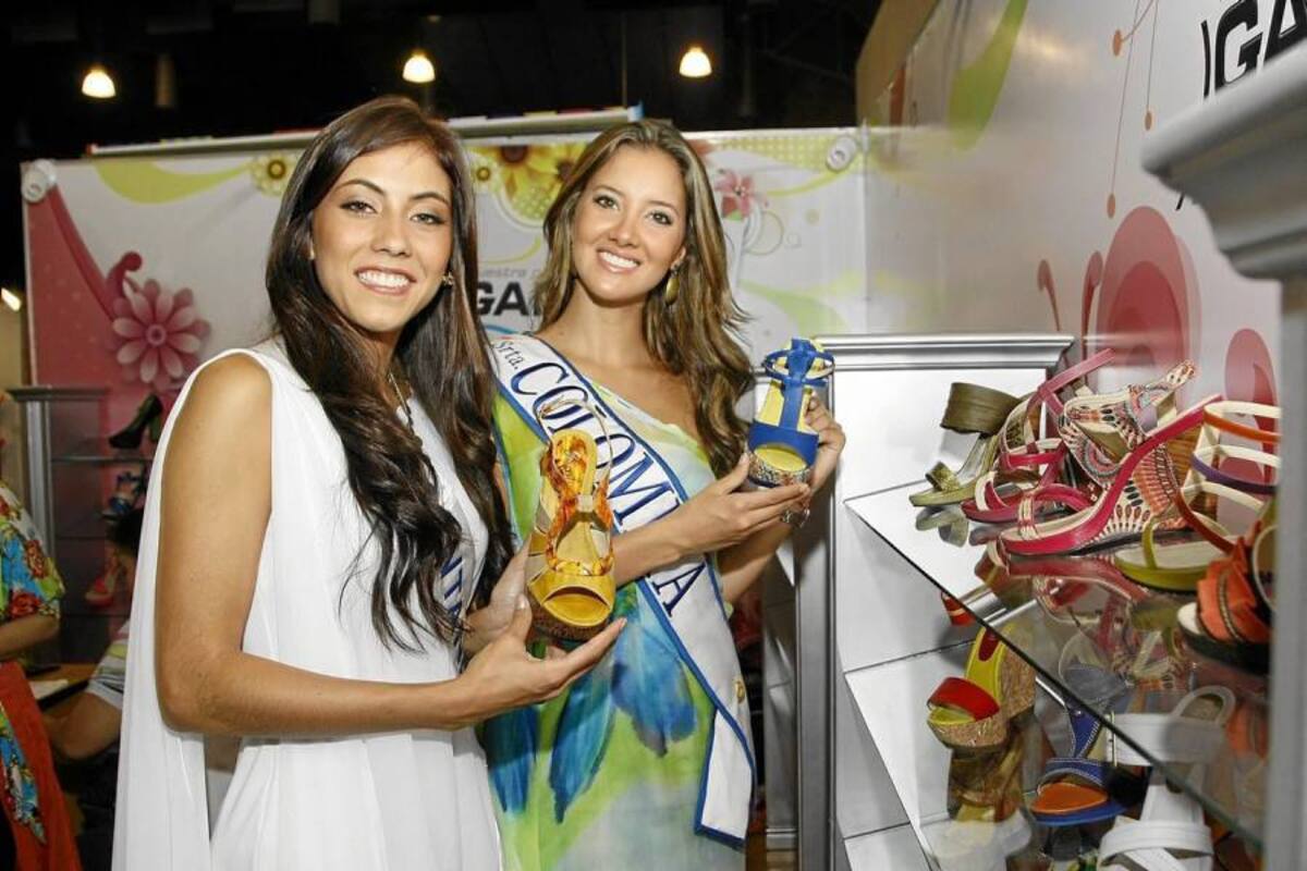 La exseñorita Santander, Andrea Tavera y La Señorita Colombia, Daniela Álvarez durante su visita a Asoinducals. (Foto: César Flórez / VANGUARDIA LIBERAL)