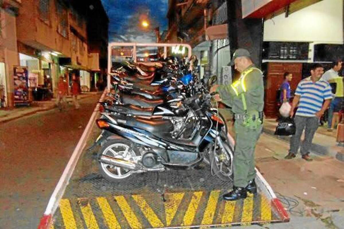 Las autoridades de tránsito continúan ejerciendo controles nocturnos en las vías de Girón. (Foto: Archivo/VANGUARDIA LIBERAL)