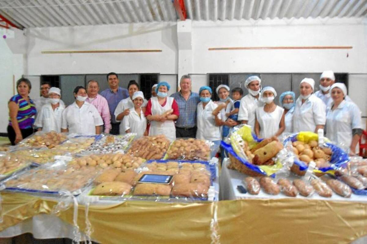 Aspectos de la clausura del segundo nivel de panadería, que se realizó el pasado jueves 11 en el salón comunal del Barrio Rojas Pinilla. (Foto: Nancy Acuña R. / VANGUARDIA LIBERAL)