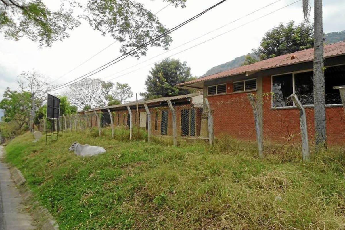 Estas son las aulas a demoler en la sede B del colegio Pedro Santos, ubicada en el sector urbano y en donde se instalarán seis aulas temporales. (Foto: Nancy Acuña R. / VANGUARDIA LIBERAL)
