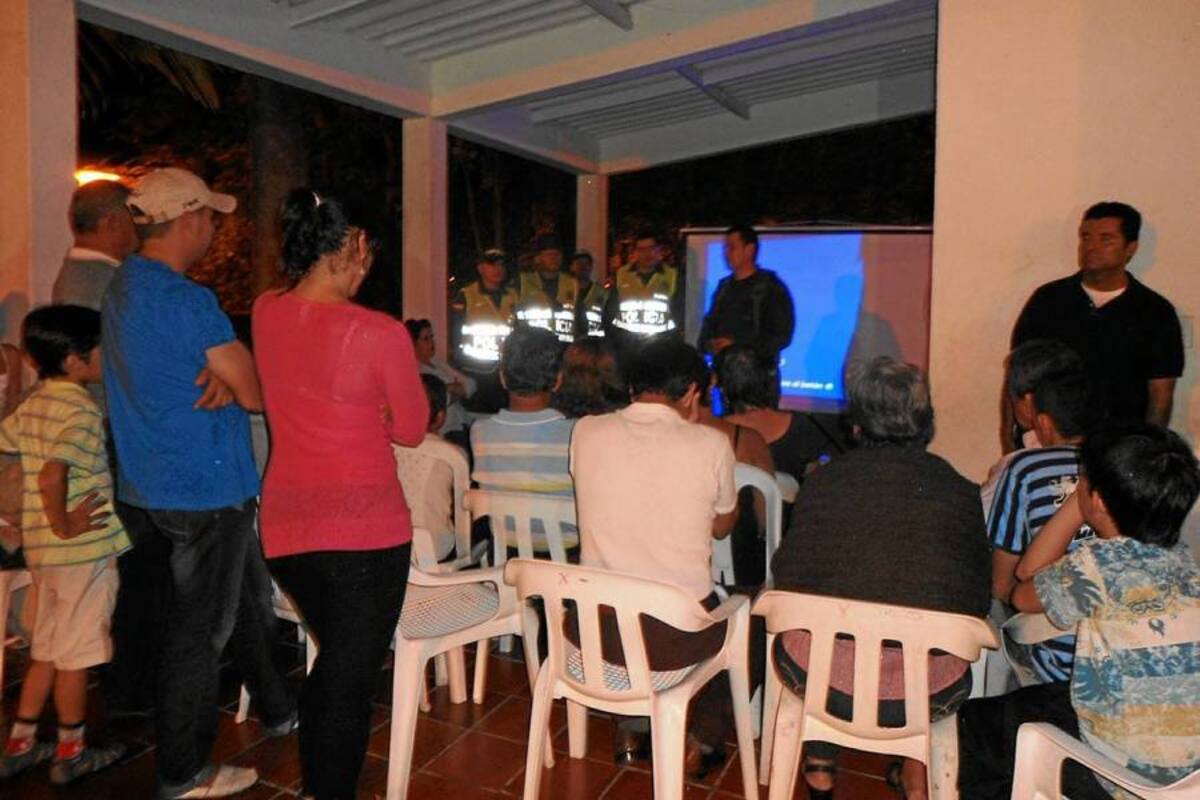 Aspectos de la reunión efectuada el viernes 9 de marzo, hacia las 7:30 p.m. en el CAI del parque Leonidas Medina, frente al Cementerio local. (Foto: Nancy Acuña R /VANGUARDIA LIBERAL)