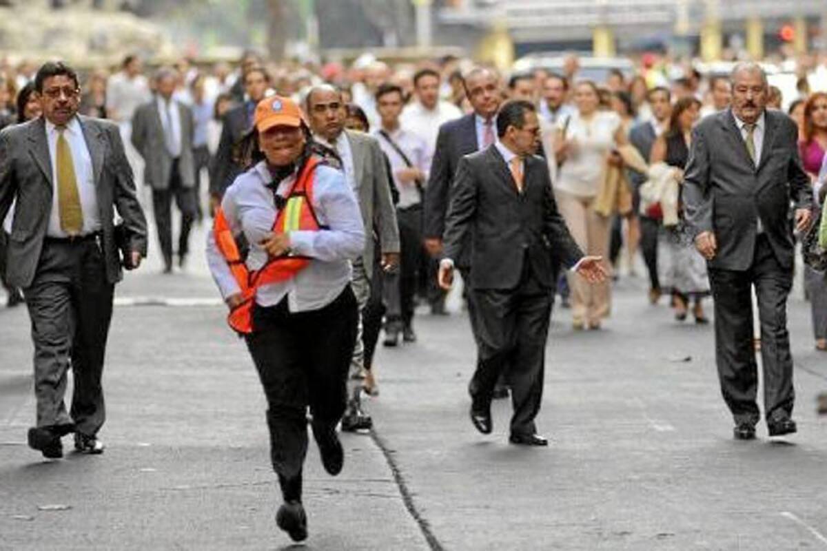 Empleados regresaban el pasado miércoles a sus puestos de trabajo tras el sismo ocurrido en Ciudad de México. (Foto: AFP / VANGUARDIA LIBERAL)