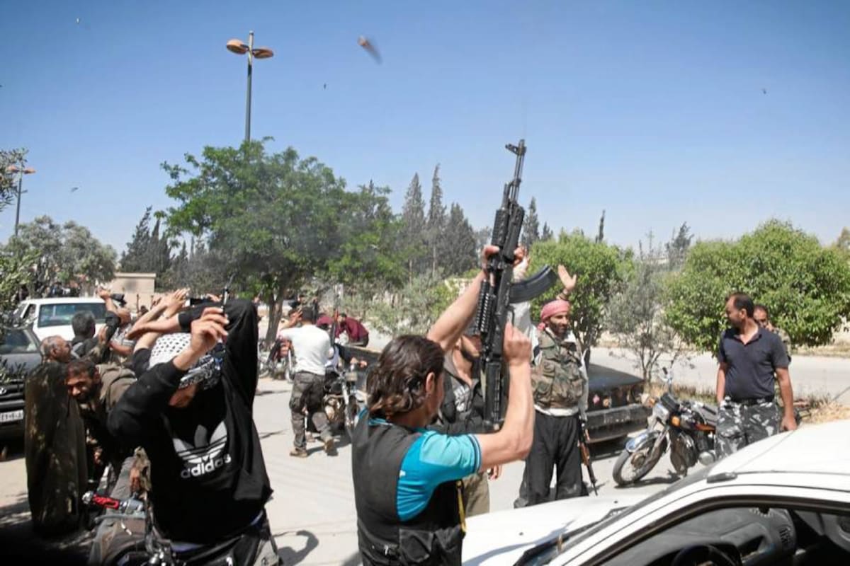 Miembros opositores del “Ejército Sirio de Liberación” celebraban ayer con disparos al aire, luego de su regreso a Qusayr en la localidad de Nizareer, cerca de la frontera con Líbano. (Foto: EFE / VANGUARDIA LIBERAL)