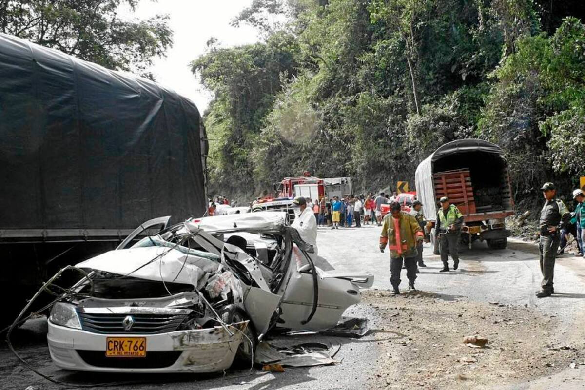 El fatal accidente de tránsito se registró ayer a las 12:20 del mediodía en el kilómetro 13+800 metros de la vía que de Bucaramanga conduce a Pamplona. (Foto: Marco Valencia/VANGUARDIA LIBERAL )