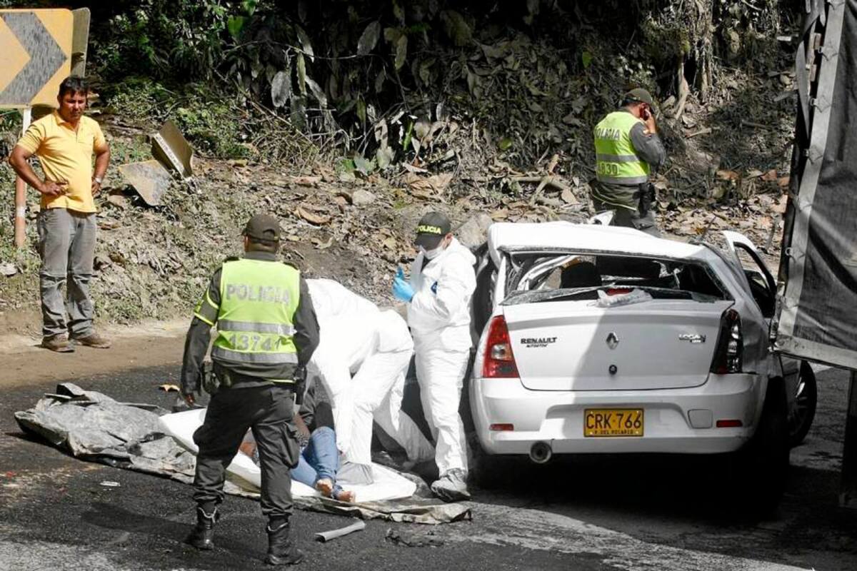 La víctima fatal, identificada por las autoridades como Edith Johanna Arévalo, de 29 años, iba en la parte trasera del vehículo. La Policía hizo la diligencia de levantamiento del cadáver. (Foto: Marco Valencia/VANGUARDIA LIBERAL )