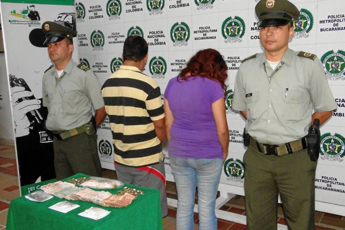En el procedimiento fue capturada esta pareja, quienes aparentemente eran los encargados de administrar el lugar. (Foto: Suministrada/VANGUARDIA LIBERAL)