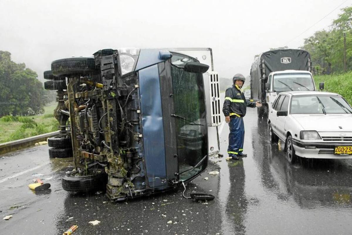 El accidente del camión se registró a las 11:00 de la mañana sobre la vía entre el sector industrial de Chimitá y el barrio Café Madrid. (Foto: César Flórez/VANGUARDIA LIBERAL)