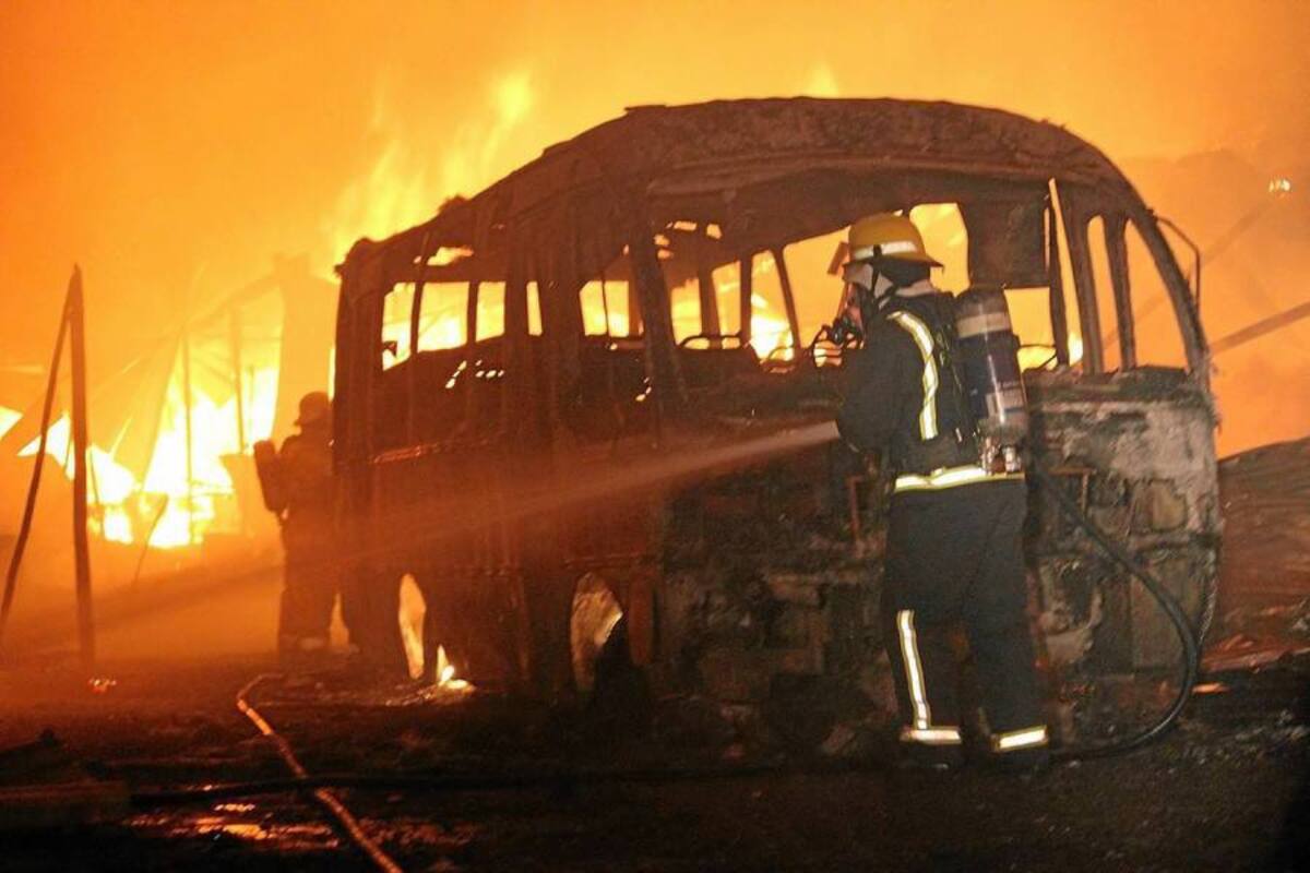 Bomberos, Defensa Civil y Policía, trabajaron durante varias horas controlando las llamas que amenazaron con extenderse a las casas vecinas. (Foto: Mauricio Betancourt/VANGUARDIA LIBERAL)