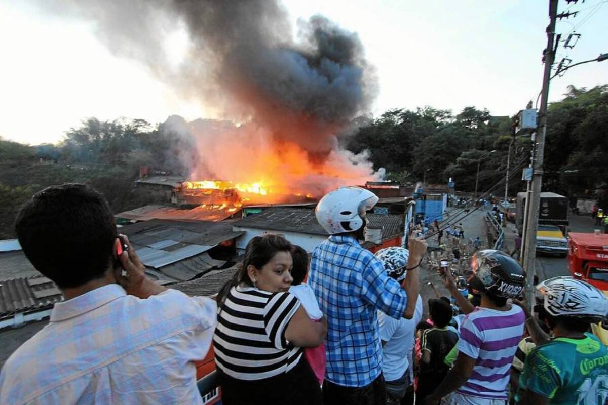 La emergencia se registró cerca de las 6:00 de la tarde en una carpintería del sector. El incendio generó millonarias pérdidas materiales. (Foto: Mauricio Betancourt/VANGUARDIA LIBERAL)