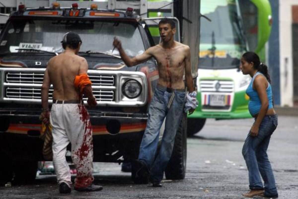 Escenas como estas, captadas por nuestro reportero gráfico en el centro de la ciudad, se han vuelto cotidianas en Bucaramanga. La ferocidad de estas riñas hacen que la mayoría de esas peleas callejeras dejen muertos.(Foto: César Flórez/VANGUARDIA LIBERAL )