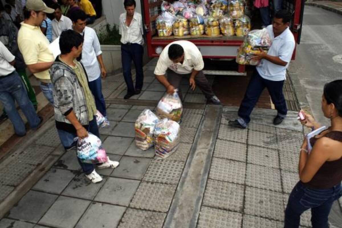 Al menos 27 familias que resultaron damnificadas por la pasada ola invernal recibieron ayer del Gobierno Nacional mercados correspondientes al Proyecto Colombia Humanitaria.(Foto: Mauricio Betancourt/ VANGUARDIA LIBERAL)