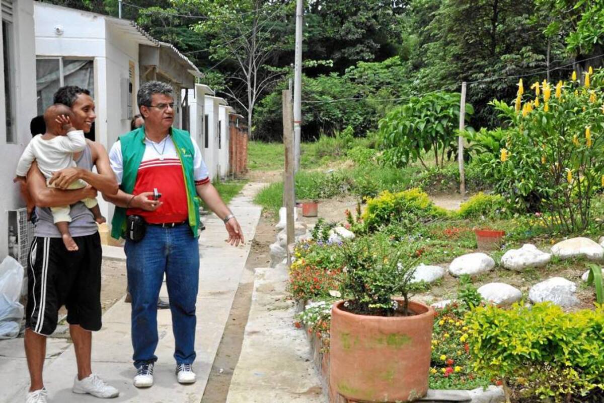 Varias familias del Portal del Talao casas participaron en la jornada de siembra de árboles, luego de que se aprobó la tala de dos Caracolí. (Foto: Suministrada/VANGUARDIA LIBERAL)