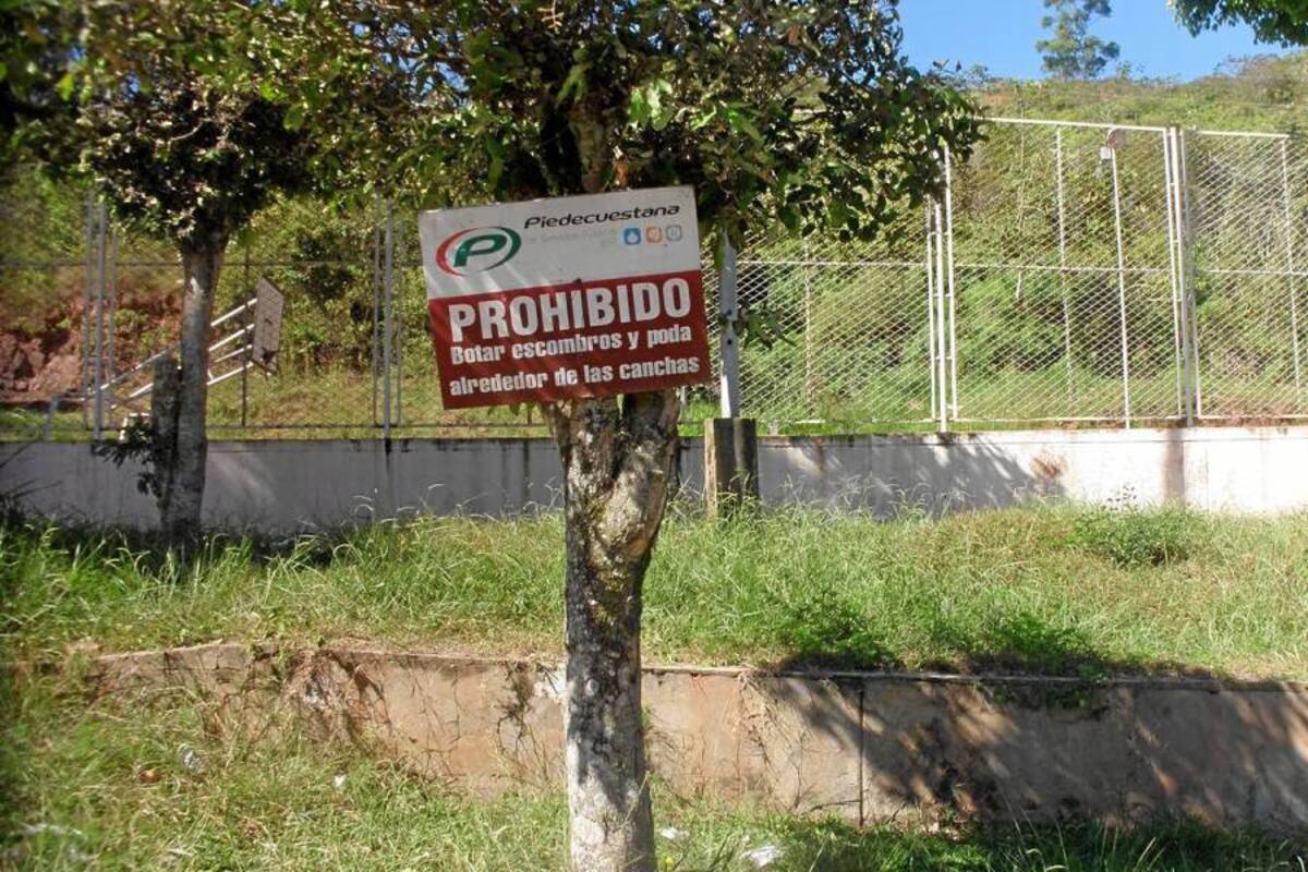 Pese a que existe un aviso sobre prohibido arrojar basuras, la comunidad hace caso omiso a la advertencia de las autoridades. (Foto: Nelly Vecino Pico/VANGUARDIA LIBERAL)