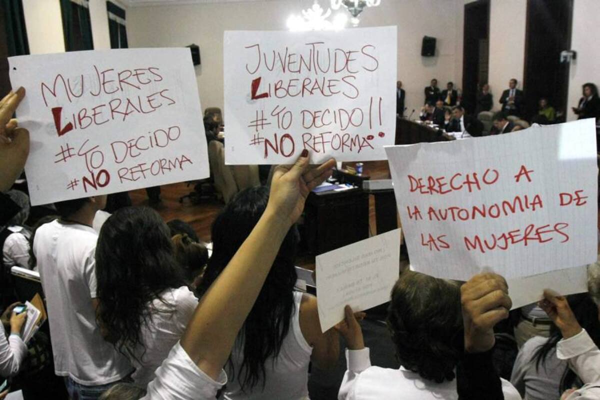 En medio de arengas de quienes estaban a favor y en contra, la Comisión I del Senado tumbó el proyecto que buscaba la prohibición total del aborto. (Foto: Colprensa/VANGUARDIA LIBERAL)