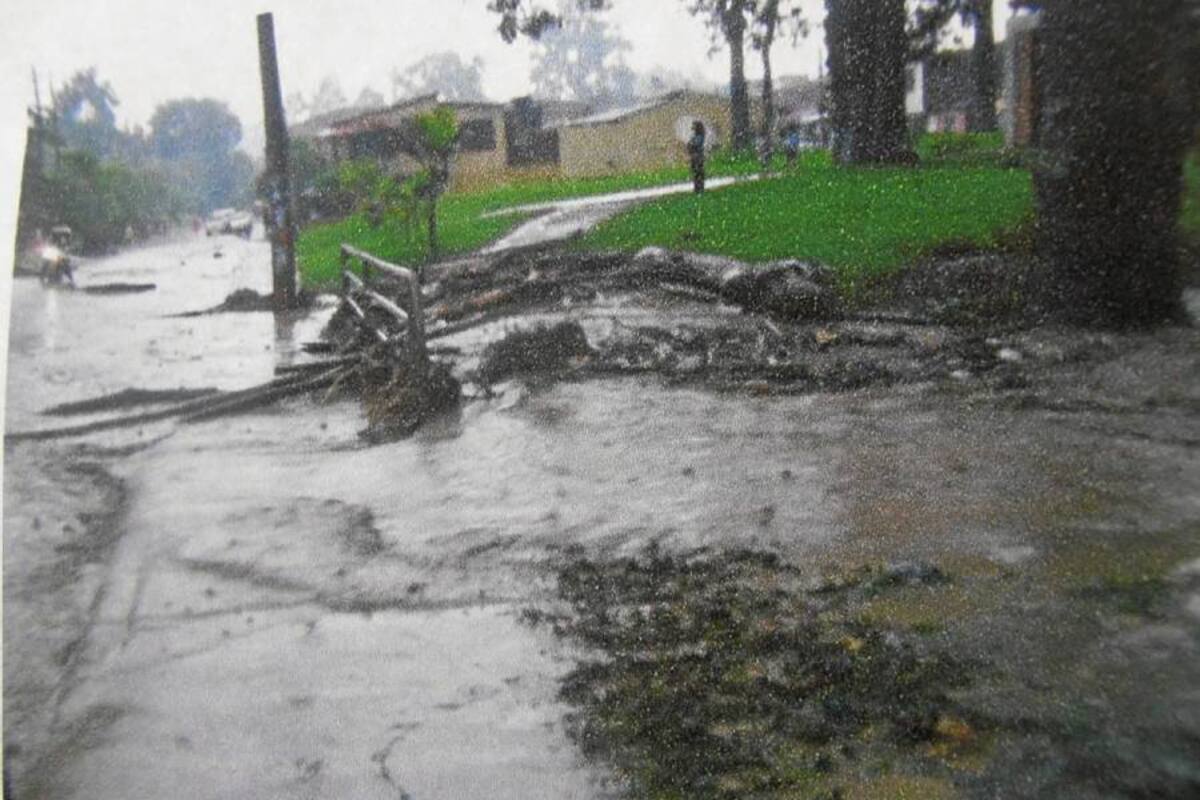 En temporada de lluvias la emergencia es tal en Paseo del Puente II que la comunidad tiene que salir de sus viviendas por anegación (Foto: Suministrada/ VANGUARDIA LIBERAL )