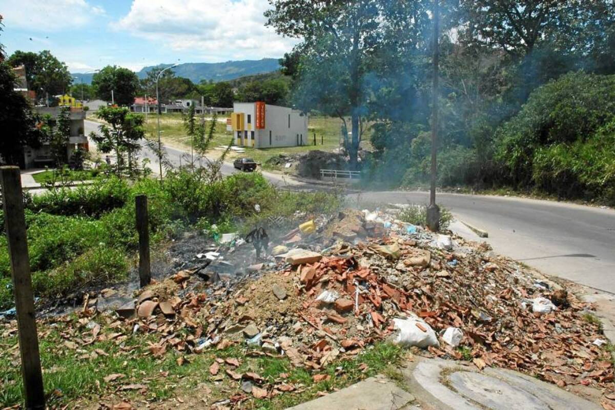 El Cuerpo de Bomberos Oficiales de Piedecuesta advierten a la comunidad sobre los riesgos que representan las quemas indiscriminadas en zonas verdes. (Foto: Archivo / VANGUARDIA LIBERAL)