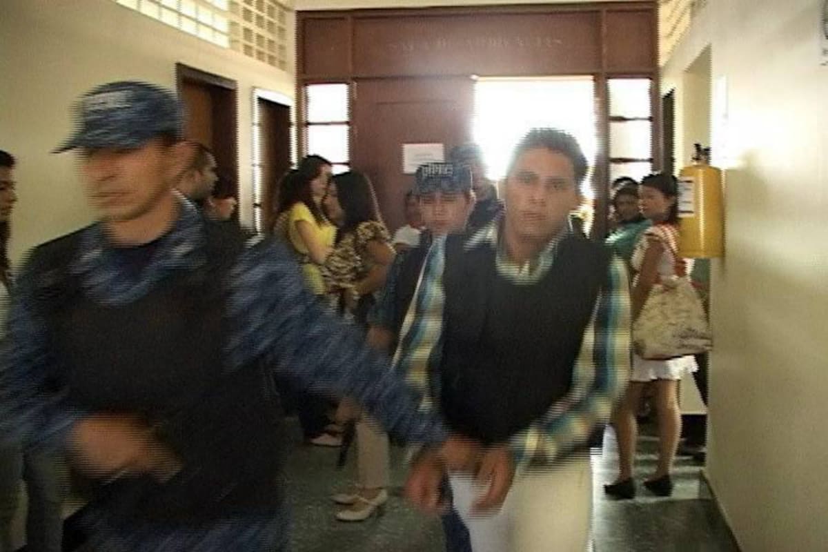 Imagen de Daniel Eduardo Amaya Rodríguez, quien responde ante las autoridades por el homicidio agravado de la menor Tania Catalina Correa Quintero, cuando era trasladado desde el recinto del juzgado hacia el Centro Penitenciario y Carcelario. (Foto: Nancy Gómez/VANGUARDIA LIBERAL)