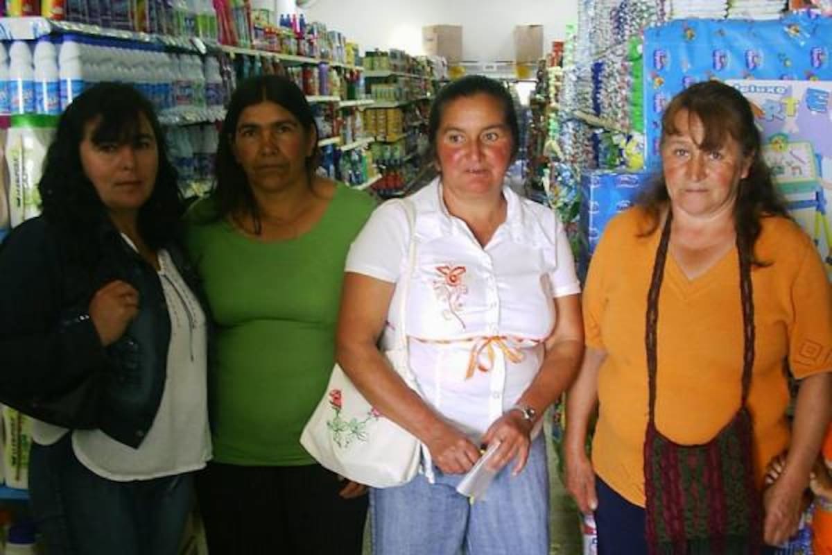 En la imagen Julia Díaz de la Asociación de mujeres de Peña Grande; Araceli Duarte de Herreño, de la asociación de mujeres campesinas de Salento y quien firmó el convenio; Olga Camacho de la asociación de mujeres de Peña Chiquita junto con otra de las asociadas.(Foto: Suministrada / VANGUARDIA LIBERAL)