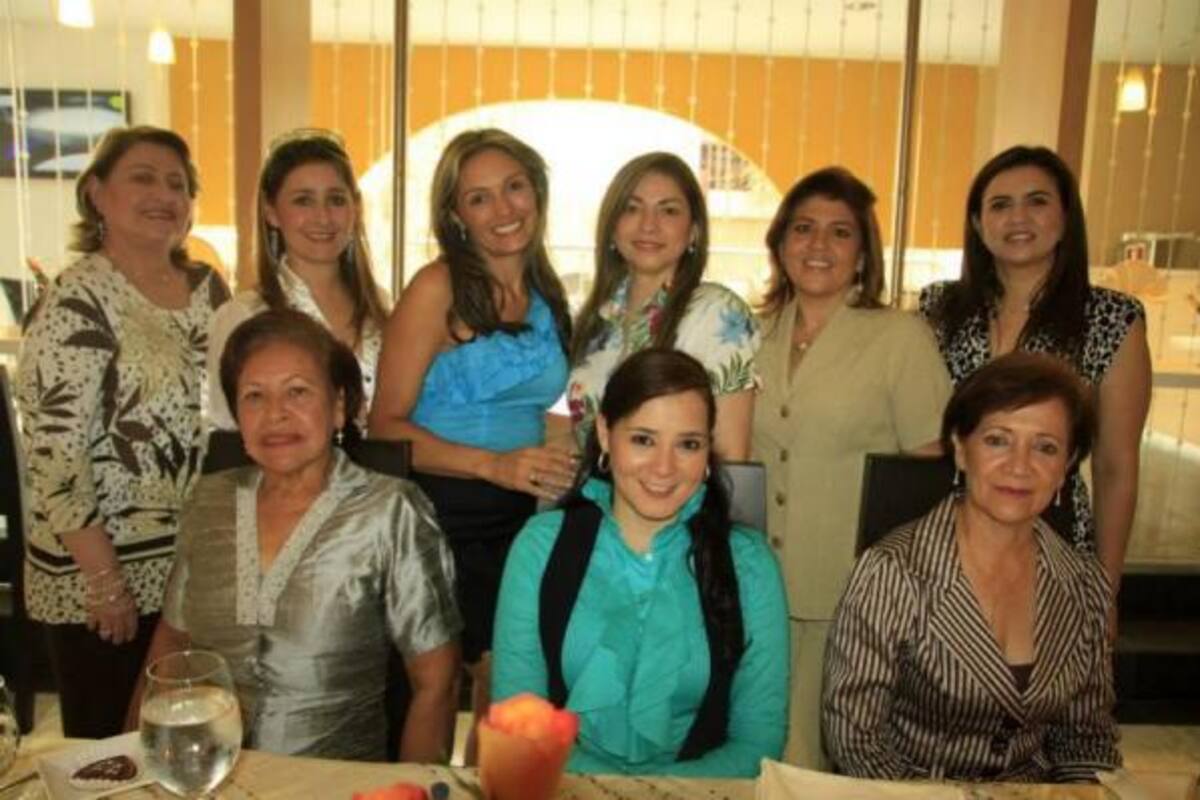 Sentadas: Elsa Bastidas de Rueda, Janeth Murillo y Rosita Rueda. De pie: Yamile Jamza de Espinoza, Yamile Espinosa de Cabarcas, Leiza Fuentes de Rueda, Gloria Mejía de Jamza, Adriana Rueda de Jamza y Marcela Rueda de Jiménez.