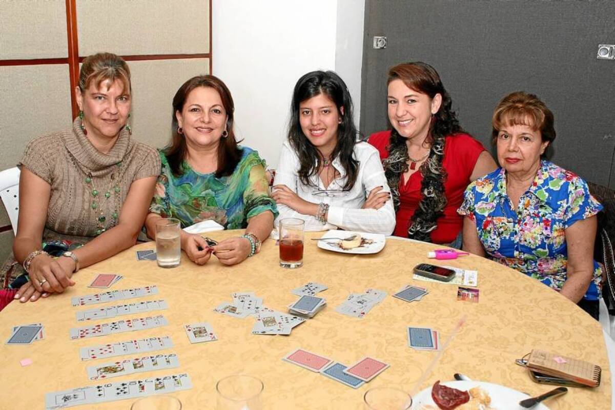 María Consuelo Rojas Bonilla, Sandra Cortez, María Camila Cortez Rojas, Adriana Rojas de Arena y Eugenia Peña Vargas. (Foto: Foto: Mauricio Betancourt / VANGUARDIA LIBERAL)
