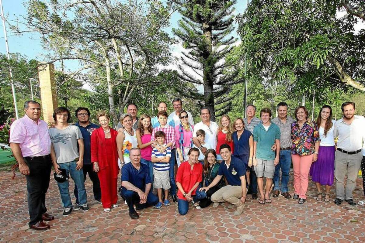 Daniel Peña, Julián Mora, Juan David Mora, Amparo de Fandiño, Miguel Mora, Lucía Peña, Mariana García, Mauricio García, Alicia María Soto, Alejandro García, Bernardo Martínez, Laura Orduz, Isabella Orduz, Federico Orduz, Natalia Fandiño, Willy Gaiger, Diego Martínez, Emiliano Martínez, Cristina Gutiérrez, Cristina Barragán, Fernando Gutiérrez, Felipe Gutiérrez, Víctor Jiménez, Triche Streithorts, Marcela Buenahora, Alberto Gómez, Coco Peña y María del Pilar Estrada. (Foto: Mauricio Betancourt /VANGUARDIA LIBERAL)
