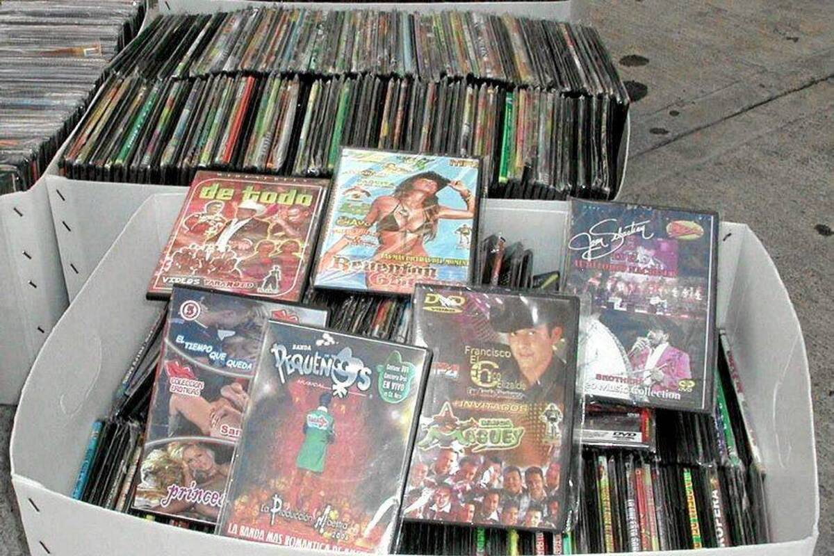 Material fonográfico y filmográfico pirata, incautado por unidades de la Policía Nacional como resultado de una campaña emprendida a proteger los derechos de autor. (Foto: Suministrada Policía Nacional/VANGUARDIA LIBERAL)