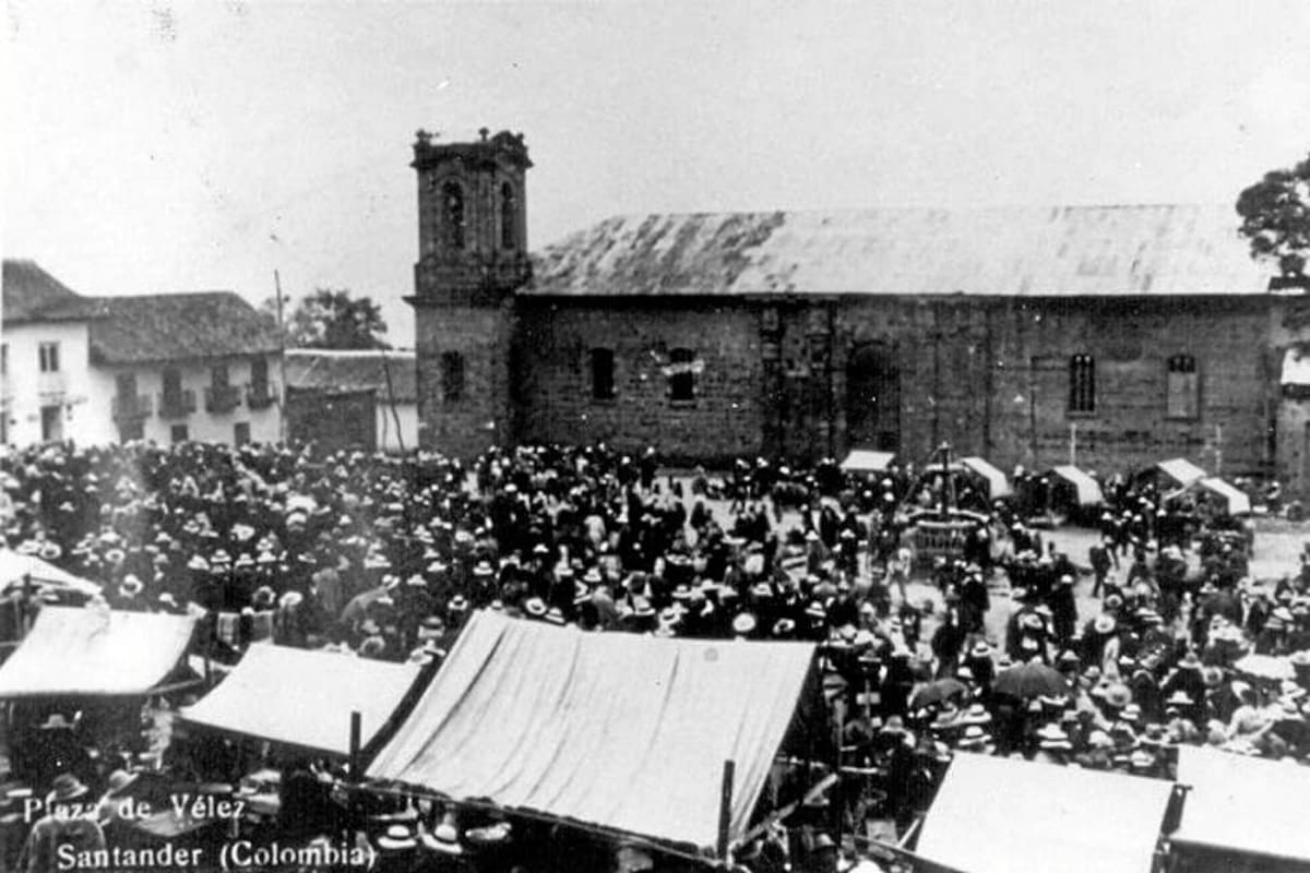Registro fotográfico que corresponde a los albores de la fundación de Vélez, cuando aún se realizaba el mercado en la plaza de esta población. (Foto: Cortesía Museo Real de Vélez /VANGUARDIA LIBERAL)