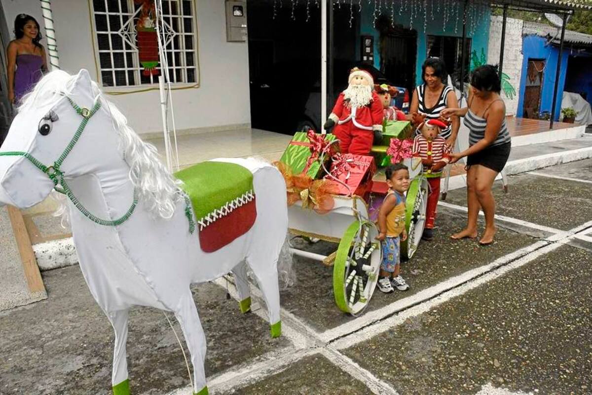 La decoración de los barrios es una de las actividades tradicionales que ha integrado a la comunidad barranqueña. (Foto: Edgar Pernett/VANGUARDIA LIBERAL)
