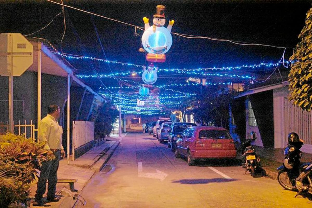 La carrera 27 con calle 45, en el barrio El Recreo, da la impresión de pasar bajo un techo de luces. (Foto: Edgar Pernett/VANGUARDIA LIBERAL)