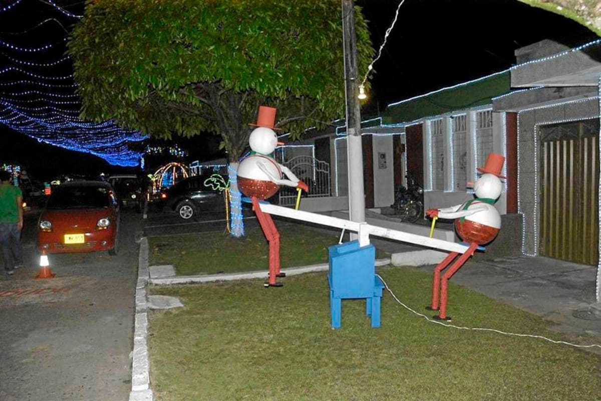 Calles como está hacen que los visitantes puedan disfrutar de globos y luces alusivas a esta época del año. (Foto: Edgar Pernett/VANGUARDIA LIBERAL)