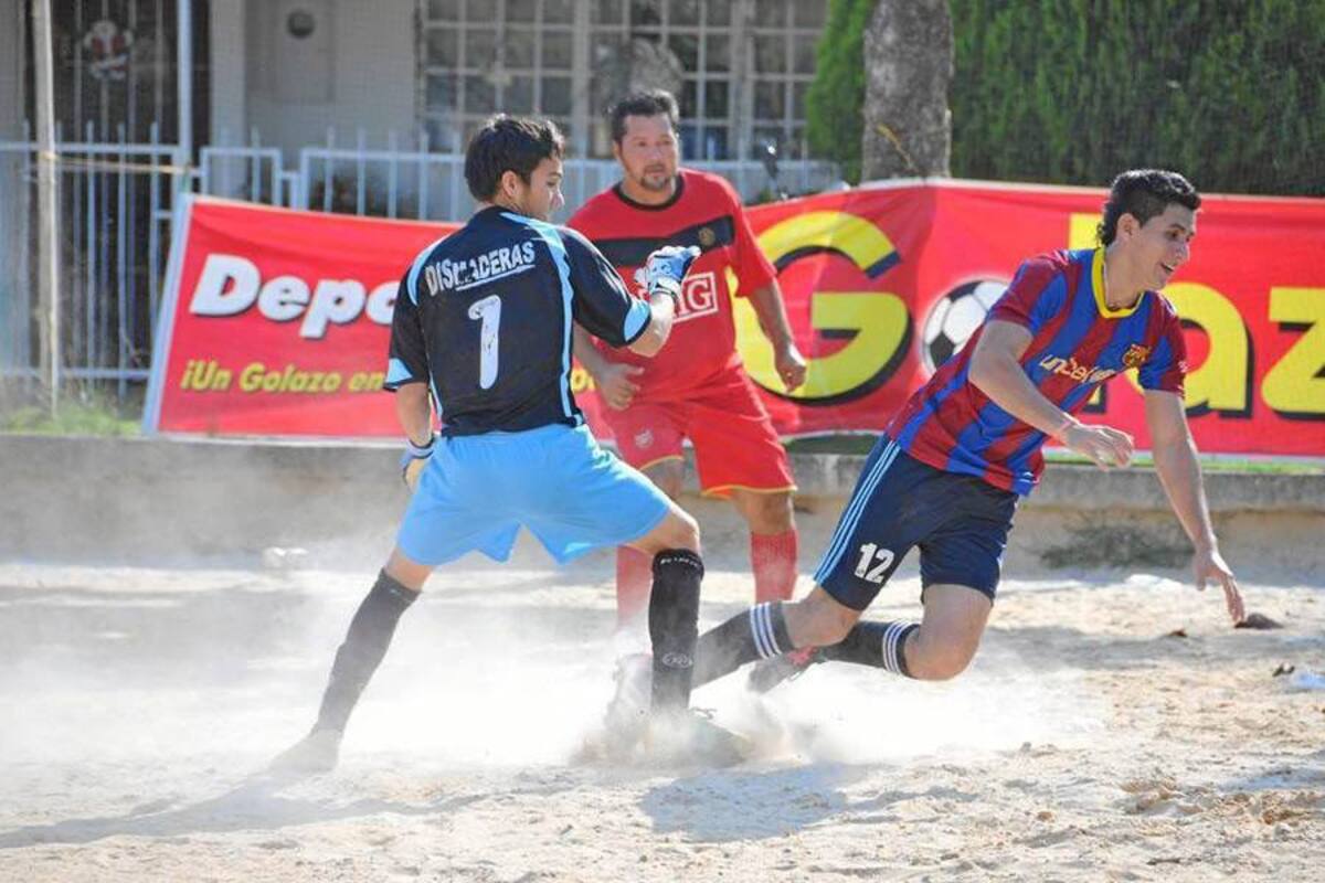 Hotel Madagascar derrotó 6–1 a Tanques F.C. y se clasificó a segunda ronda del Torneo de Minifútbol del barrio Los Pinos. (Foto: Ricardo Pérez/VANGUARDIA LIBERAL)