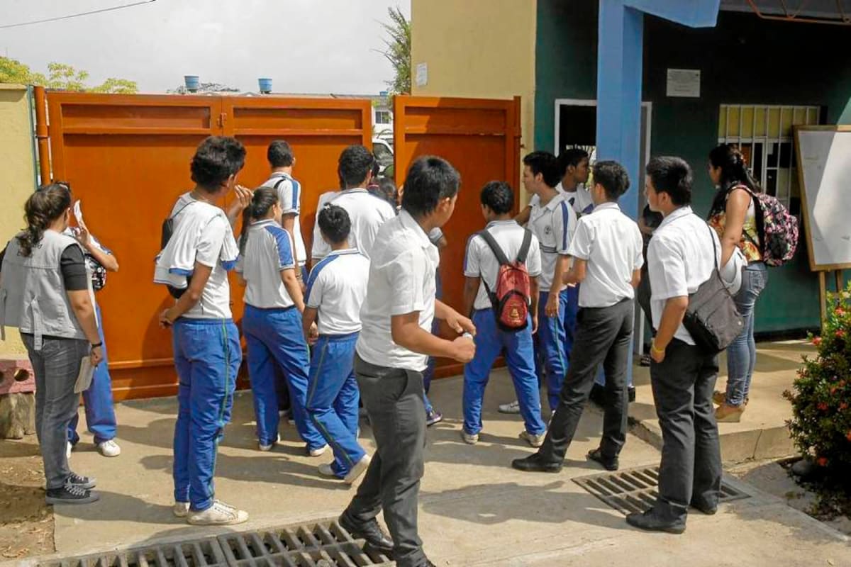 Estudiantes de décimo y undécimo del CASD prohibieron el ingreso de los estudiantes en modo de protesta por las acciones administrativas adelantadas por José Rafael Rodríguez Rodríguez, rector de la institución. (Foto: Edgar Pernett/VANGUARIDA LIBERAL )