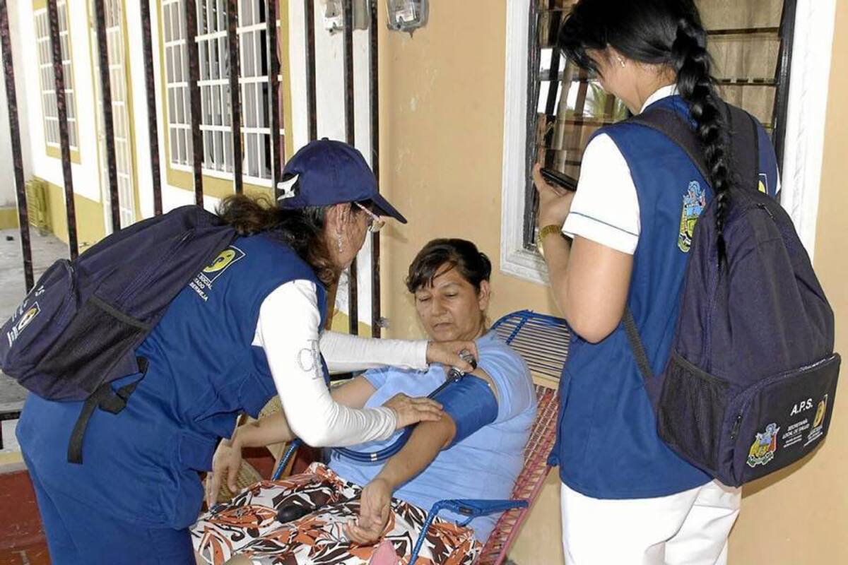Un grupo de encuestadores de la Eseb visita desde ayer a los habitantes de la comuna Siete para brindar Atención Primaria en Salud. (Foto: Édgar Pernett S./VANGUARDIA LIBERAL)