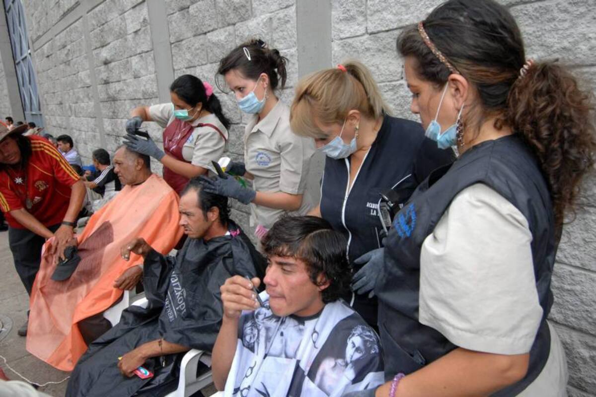 Indigentes disfrutaron de una ‘refrescante’ jornada (Foto: Jaime Del Río Quiroga / VANGUARDIA LIBERAL)