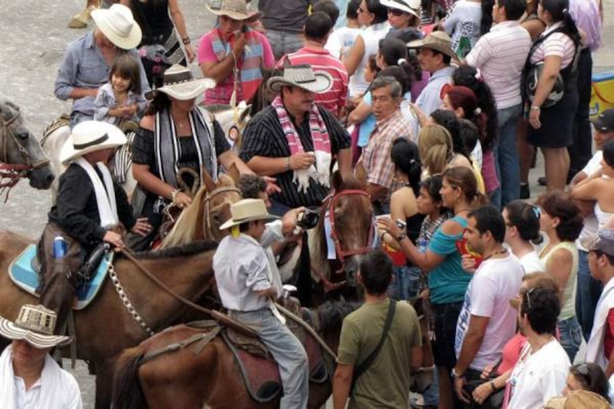 La tradicional cabalgata siempre se ha caracterizado por estar acompañada de una gran variedad de caballos pero también de todo tipo de licor. El recorrido realizado durante el pasado fin de semana no fue la excepción.(Foto: César Flórez / VANGUARDIA lIBERAL)