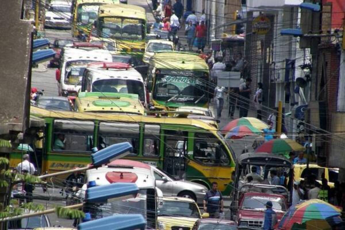 El caos vehicular nunca falta en las principales vías de la ciudad.(Foto: Javier Gutiérrez / VANGUARDIA LIBERAL)