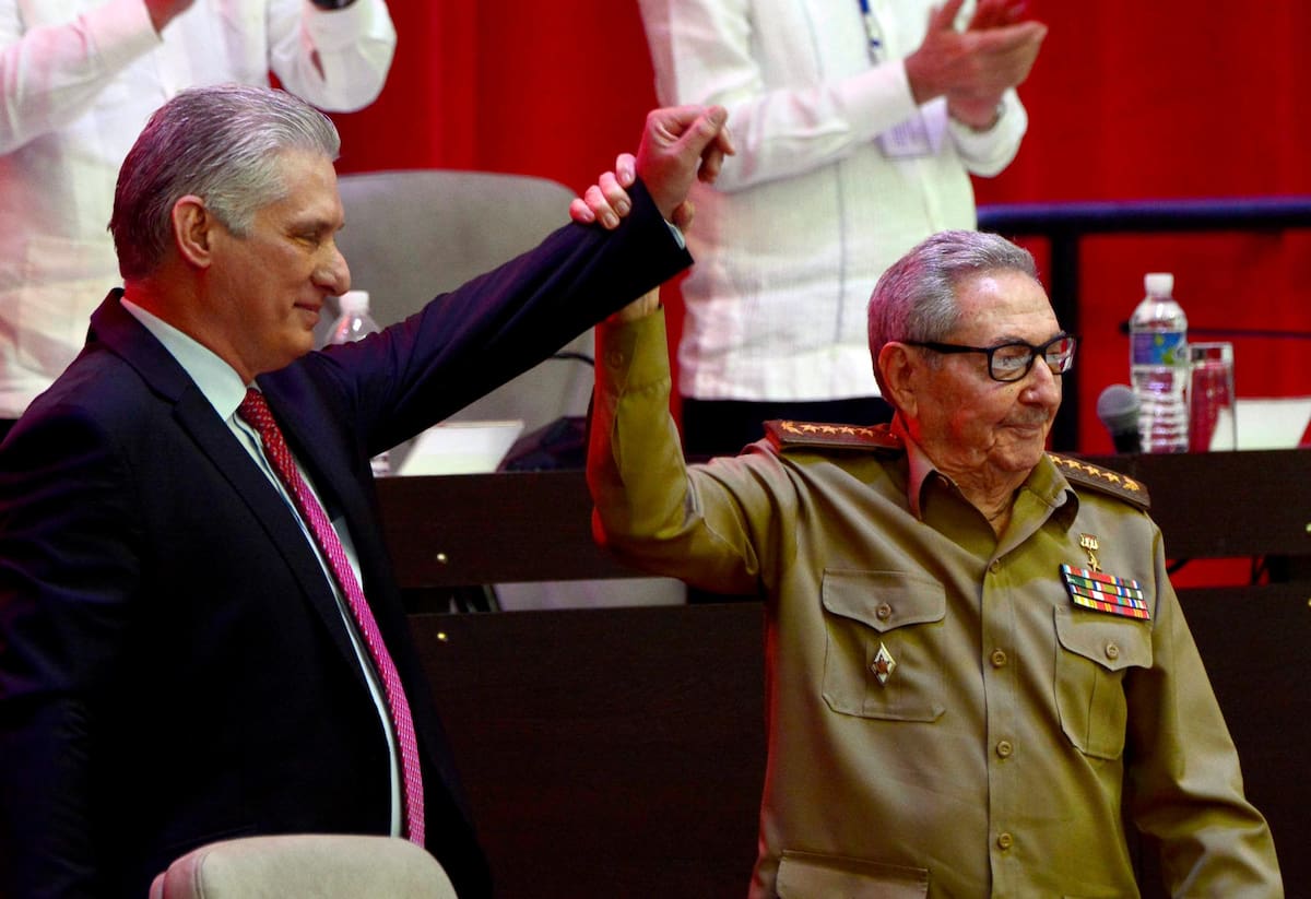 El presidente cubano Miguel Díaz-Canel Bermúdez junto a Raúl Castro, en el cierre del congreso del PCC, el pasado lunes. (Foto: EFE / VANGUARDIA)